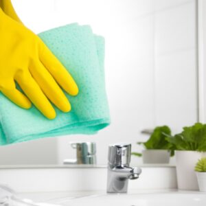 Bí quyết và cách vệ sinh gương nhà tắm sáng bóng không tì vết từ chuyên gia