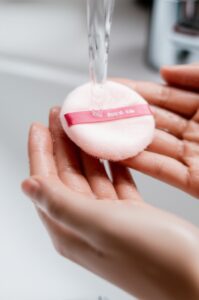 Cách Giặt Bông Phấn Phủ Sạch Khuẩn, Mềm Mại Như Mới Ngay Tại Nhà